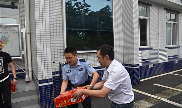 夏日送清涼 關(guān)懷慰警心——興城公司慰問新都區(qū)公安系統(tǒng)